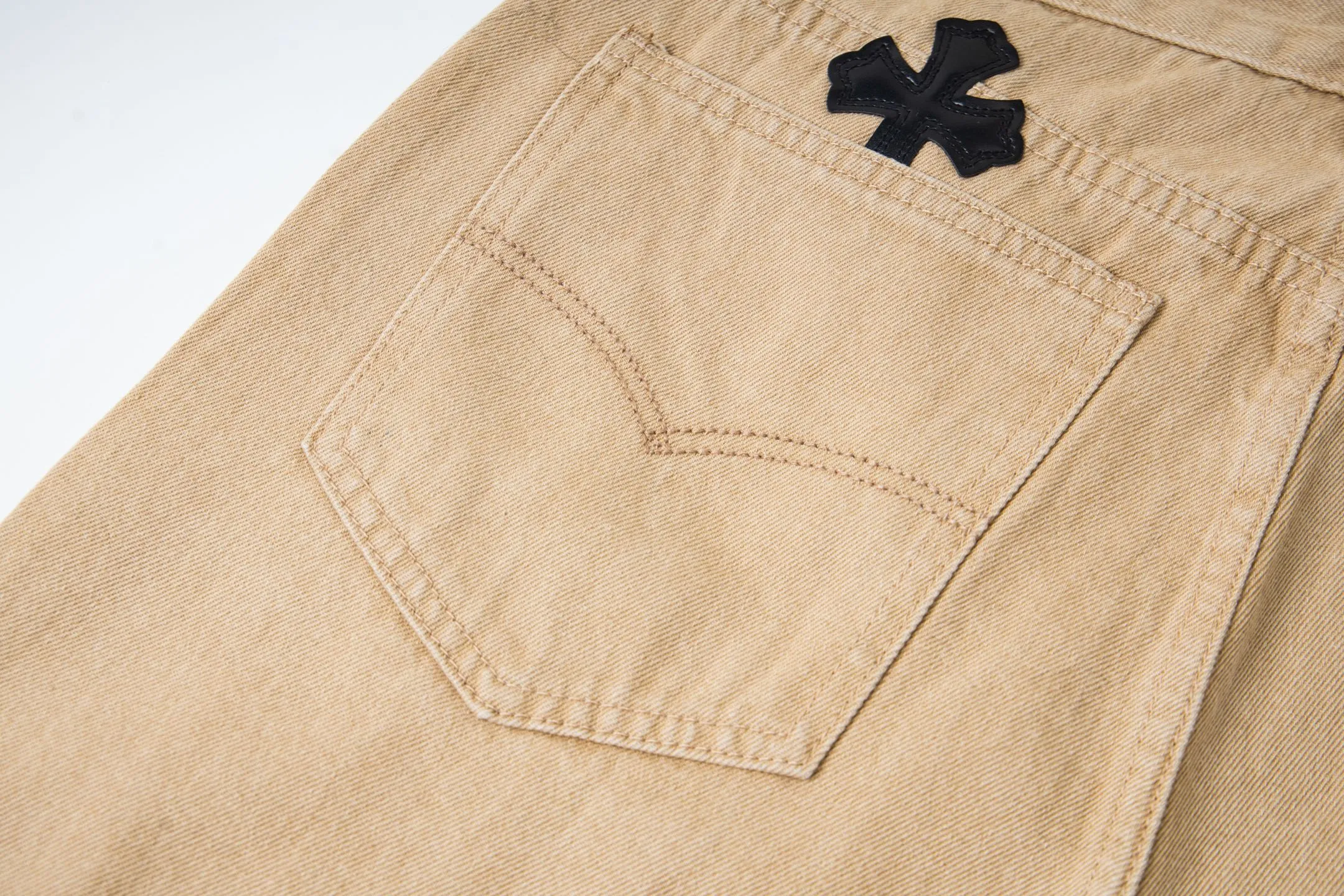 P240 Chrome Hearts 2025 New Miami Limited Couple Washed Jeans with Multiple Black Cross Leather Labels is a hot item this season and is sought after by countless celebrities and fashionistas. The neat details of the cutting process add color to the playful fashion! The neat and meticulous design, and the well-fitting structure is unique. The upper body not only has outstanding recognition, but also looks younger and younger. A style with the ultimate wearing meaning and performance, gorgeous color matching, and the craftsmanship of this style is also extremely extraordinary. After the finished product is washed, it is disassembled and hand-made with sheepskin cross leather and then spliced ​​together to complete. The whole piece has too many craftsmanship to describe. It is decorated with patchwork cross flowers and high-waisted washed jeans! ! Absolutely high-end luxury product, a god-level single product, a super popular product, made with top heavy industry, a magic weapon that cannot be missed in the street. Style number: 1866# Size: 28 30 32 34 Color: khaki pink khaki black